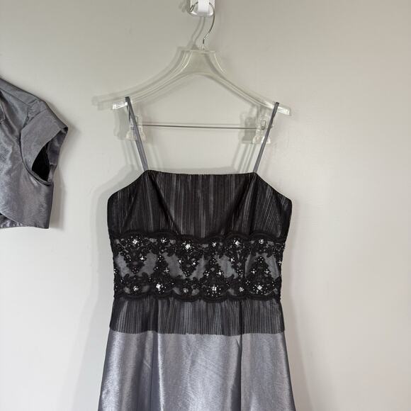 Milla Bell Prom Dress Gray Silver Black Lace Vampy Goth Gown Size 8 Fit Flare - Picture 2 of 9